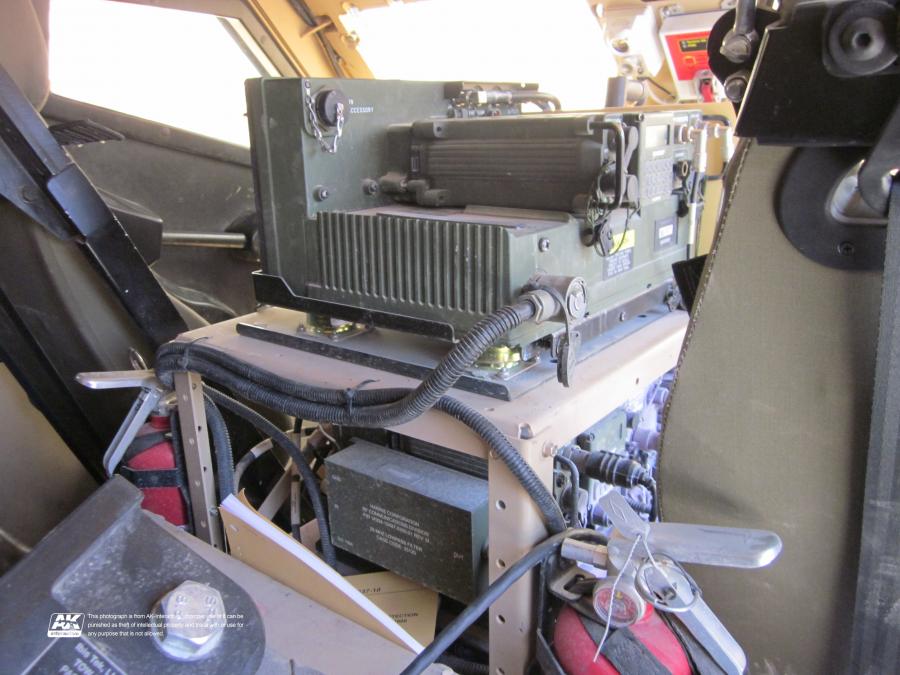 Детали интерьера Oshkosh M-ATV 2009 года  (фото 337 из 676)